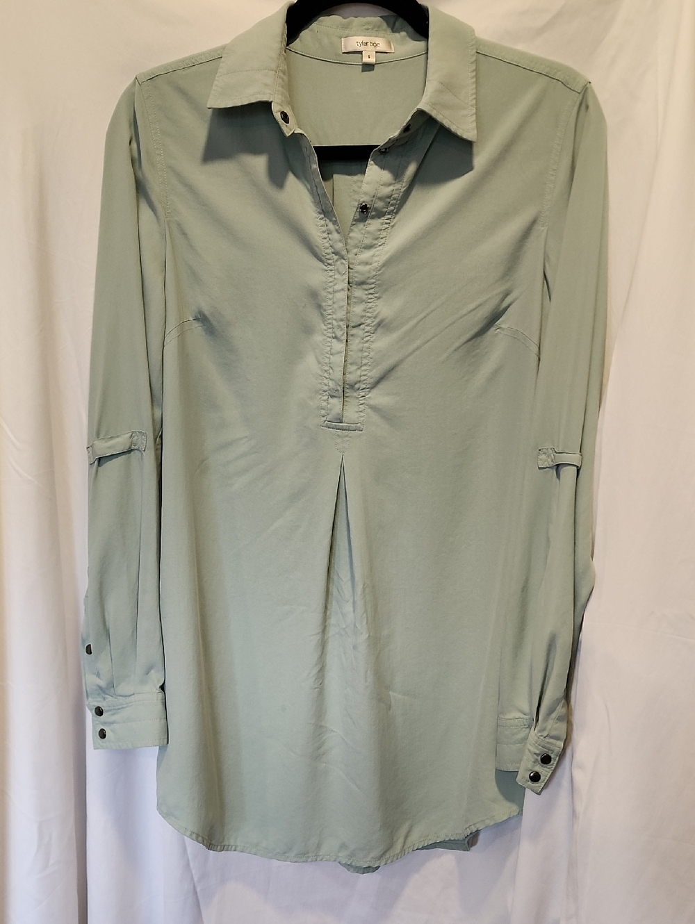 Tyler Boe' S Silk Long Sleeved Sage Green 3/4 Snap Front Blouse w/ Pleated Back